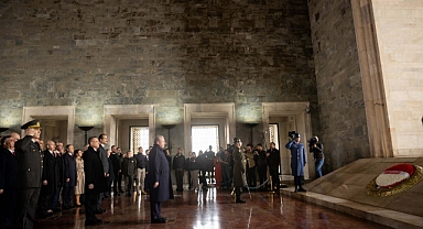 23 Nisan’da devlet erkanı, Anıtkabir’de Atatürk’ün huzuruna çıktı. Cumhurbaşkanı Erdoğan yine katılmadı.