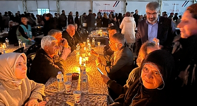 Davutoğlu: "Ne ilginç ki elektrik kesintisi yaşandı. Bu da geçer ya hu"