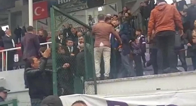 Hopaspor taraftarı, Akp Artvin Milletvekili Adayı Faruk Çelik’i protesto etti