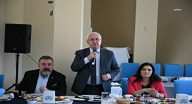 Karabağlar Belediye Başkanı Selvitopu, muhtarlarla buluştu: "Yaşanan sıkıntıların aşılması için nöbet değişimi şart"