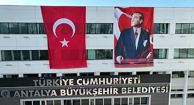 Antalya Büyükşehir Belediye Başkanı Böcek, 19 Mayıs dolayısıyla Atatürk Anıtı'na çelenk sundu