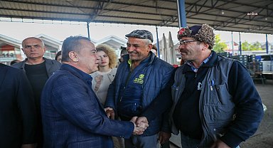 Antalya Büyükşehir Belediye Başkanı Böcek'ten hal esnafına ziyaret: "Çok yakında baharı birlikte yaşayacağız"