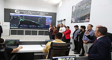 Antalya Büyükşehir Belediye Başkanı Böcek, Trafik Kontrol Merkezi'ni inceledi 