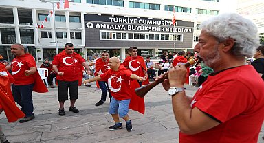 Antalya Büyükşehir'den özel gençlere davullu zurnalı asker uğurlaması