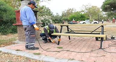 Antalya Büyükşehir, Lara Birlik Halk Plajı'ndaki bankları yeniledi