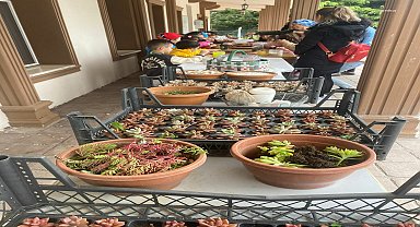 Atakumlu çocuklar, Anneler Günü için çiçekleri toprakla buluşturdu