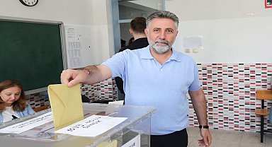 Bayraklı Belediye Başkanı Sandal, oyunu kullandı: "Halkın iktidarında buluşalım"