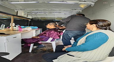 BODRUM BELEDİYESİ'NİN DEPREM BÖLGESİNDE BAŞLATTIĞI MOBİL KUAFÖR HİZMETİ DEVAM EDİYOR