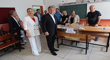 Bornova Belediye Başkanı Mustafa İduğ oyunu kullandı