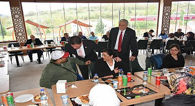 Bozüyük Belediye Başkanı Bakkalcıoğlu, Engelliler Derneği üyeleri ile bir araya geldi