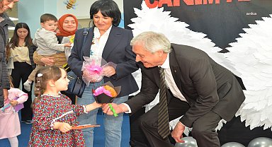 Bozüyüklü minik öğrenciler, annelerinin Anneler Günü'nü kutladı