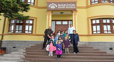 Bozüyüklü Öğrenciler, 'Dünden Bugüne Sesten Kalbe' radyo sergisini ziyaret etti