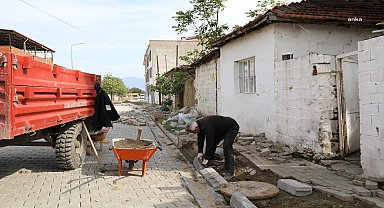BURHANİYE’DE YOL YAPIM VE ONARIM ÇALIŞMALARI DEVAM EDİYOR