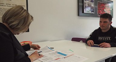 Büyükçekmece'de gönüllü okuyuculardan, sınava hazırlanan görme engelli Efe'ye destek