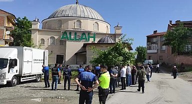 Çorum'da cami yıkımına vatandaşlar tepki gösterdi. Eczacılar Odası Başkanı Güler: "Hani Kılıçdaroğlu geldiğinde camilerimizde namaz kılamayacaktık, bugün camiyi yıkıyorsunuz"