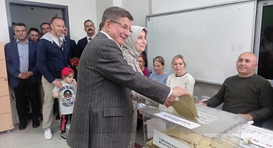 Davutoğlu, oyunu İstanbul'da kullandı: “Bugün halkın konuşma vakti. Halkın kararı ne olursa ona saygı göstermemiz gerekir”