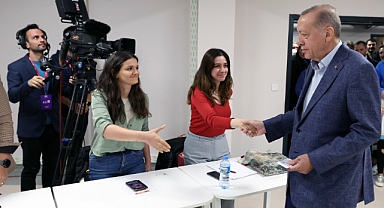 Erdoğan, oyunu İstanbul’da kullandı: “Akşam sayımlardan sonra ülkemiz, milletimiz, Türk demokrasisi için hayırlısıyla bir geleceği rabbimden niyaz ediyoruz”