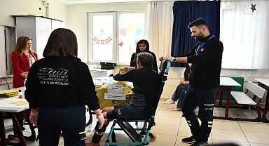 Esenyurt'ta engelli ve yaşlılar sandıklara taşındı