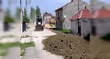 Eskişehir'de doğal gaz çalışması başlatılan mahalle sakinleri: "Bu kış ağaç dalıyla ısındık. Emekli maaşıyla kömür almak mümkün değil zaten"