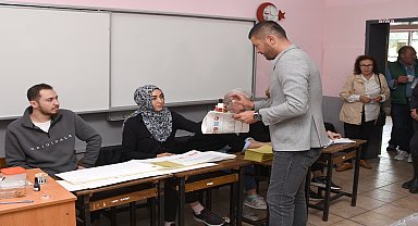 Foça Belediye Başkanı Gürbüz, oyunu kullandı: "Baharları birlikte yaşayacağız"