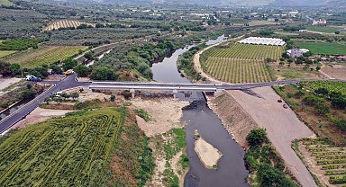 Gediz'in iki yakası bir araya getiren Menemen Hasanlar Köprüsü hizmete açıldı