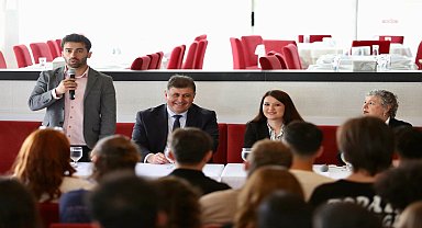 Gökçe Gökçen, Karşıyakalı gençlerin sorularını yanıtladı