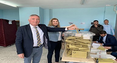 Honaz Belediye Başkanı Kepenek, oyunu kullandı: "Barış, özgürlük ve adalet için oyumuzu kullandık"