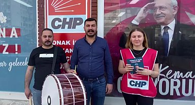 İzmir'de CHP'li gençlerden manili-davullu seçim çalışması