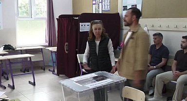 İzmir'de Cumhurbaşkanlığı seçimlerinin ikinci turu için oy verme işlemi başladı... İzmir'de 3 milyon 444 bin 651 seçmen oy kullanacak