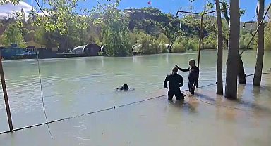 İZMİR’DEN GİDEN DALGIÇLAR, MUNZUR ÇAYI’NDA KAYBOLAN 3 KİŞİYİ ARIYOR