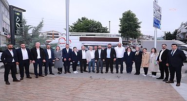 İzmit Belediyesi'nden Yeşilova'da servis bekleyen emekçilere ikram