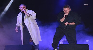 İzmit'te binlerce genç, 19 Mayıs coşkusuyla belediye meydanında buluştu