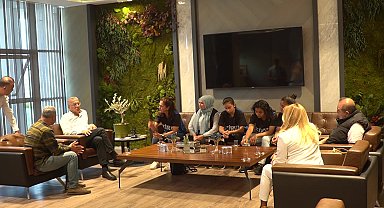 Kadın futbolculardan Mezitli Belediye Başkanı Tarhan'a ziyaret