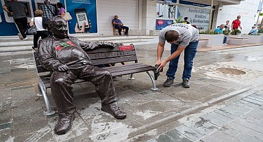 Karşıyaka'da "Bir Baba Hindi" heykeli geri döndü