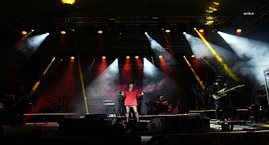 Kartallılar, 19 Mayıs coşkusunu Göksel'in şarkılarıyla yaşadı