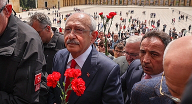 Kemal Kılıçdaroğlu, gençlerle birlikte Anıtkabir'de, Ata'nın huzuruna çıktı
