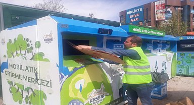 KIRŞEHİR BELEDİYESİ’NDEN 10 ADET GERİ DÖNÜŞÜM MALZEMESİ GETİRENE HEDİYE FİDE