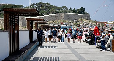Kuşadası Belediyesi'nden tarihi Güvercinada Kalesi'ne giden yolda bakım ve onarım çalışması