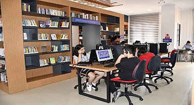 Kuşadası Belediyesi'nin kütüphane ve kitap kafe hizmeti ilgi görüyor