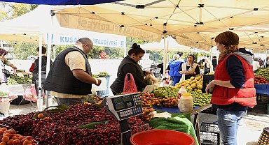 Kuşadası Belediyesi tarafından hayata geçirilen Yöresel ve İyi Tarım Ürünleri Sokağı'na yoğun ilgi