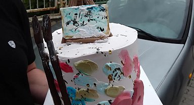 Marmaris Belediyesi'nden Ressam Kaysu Biber'e doğum günü sürprizi