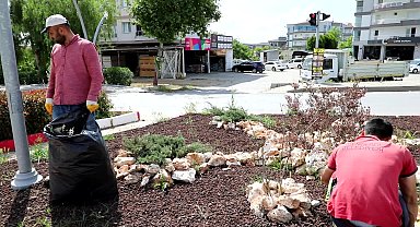 Menderes'te yeşil alanların temizliği devam ediyor