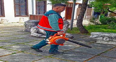 Menteşe Belediyesi, kamu kurumlarındaki yeşil alanların bakımını yapıyor