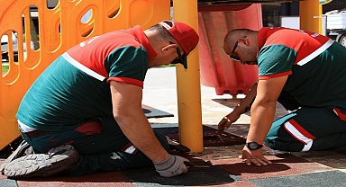 Menteşe Belediyesi, parklardaki zeminleri yeniliyor