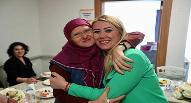 Merkezefendi Belediyesi Alzheimer Yaşam Merkezi'nde 'Anneler Günü' kutlaması