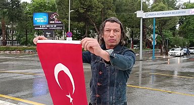 Muğla'da Atatürk heykeli önünde nöbet tutmaya başlayan vatandaş: Atatürk için buradayım