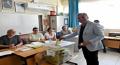 Muratpaşa Belediye Başkanı Uysal, oyunu kullandı