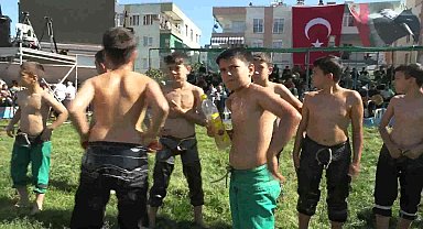 Muratpaşa Belediyesi'nin düzenlendiği 5. Yağlı Pehlivan Güreşleri'nde Başpehlivan Orhan Okulu oldu