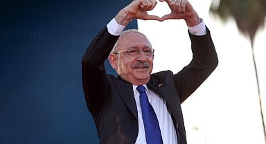 Sakarya’da Kılıçdaroğlu’nun olduğu seçim otobüsüne taş atıldı