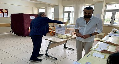 Seyhan Belediye Başkanı Akay, oyunu kullandı